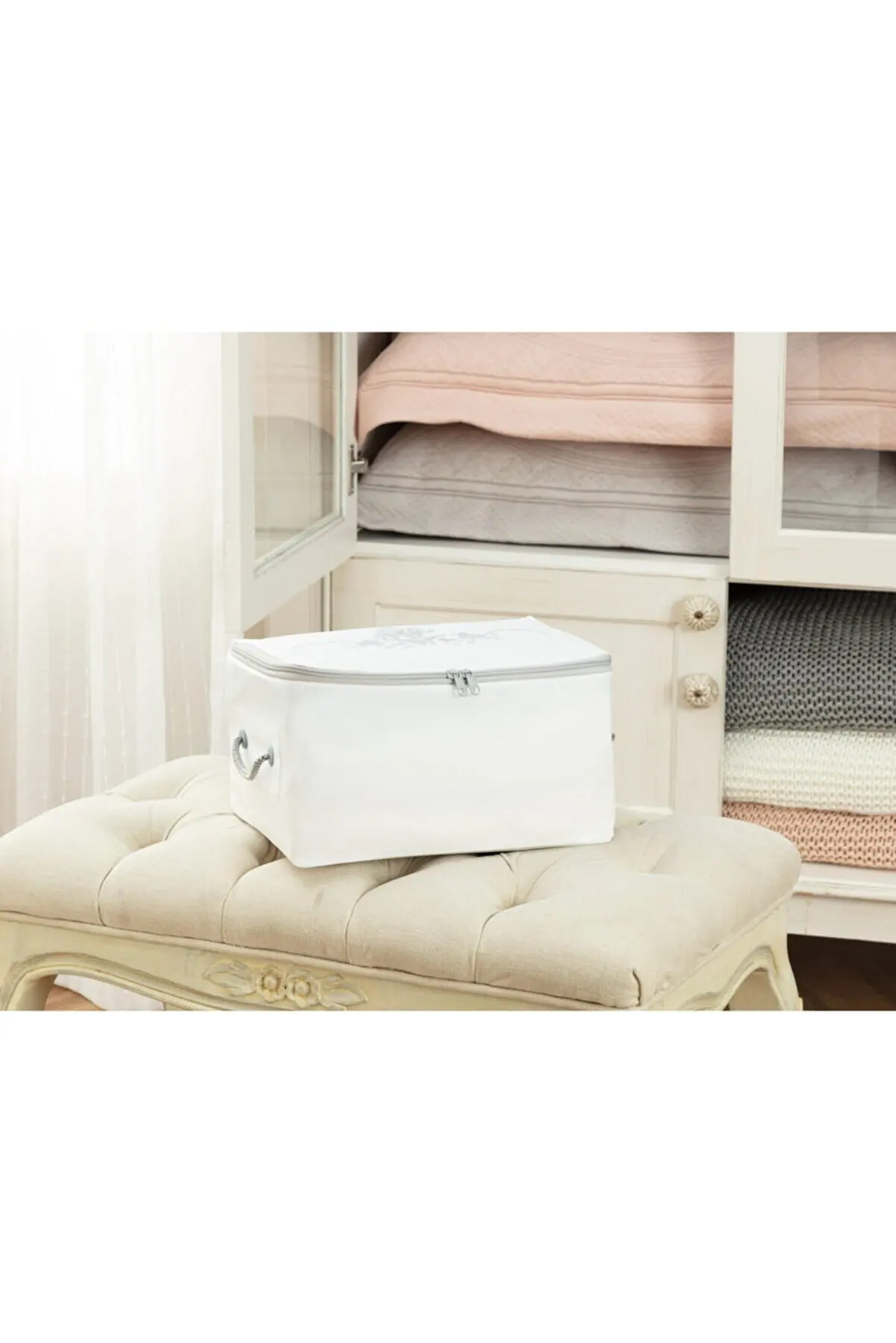 

Белая сумка для хранения с цветочным рисунком, позволяющая хранить свои вещи вдали от грязи и пыли.
