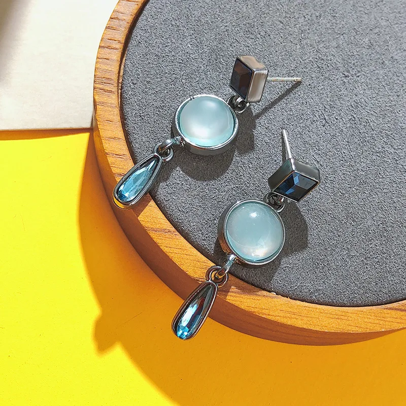 2021 stylish personality delicate blue cat-eye acrylic drop studs baroque vintage earrings for women
2021 stylish personality delicate blue cat-eye acrylic drop studs baroque vintage earrings for women