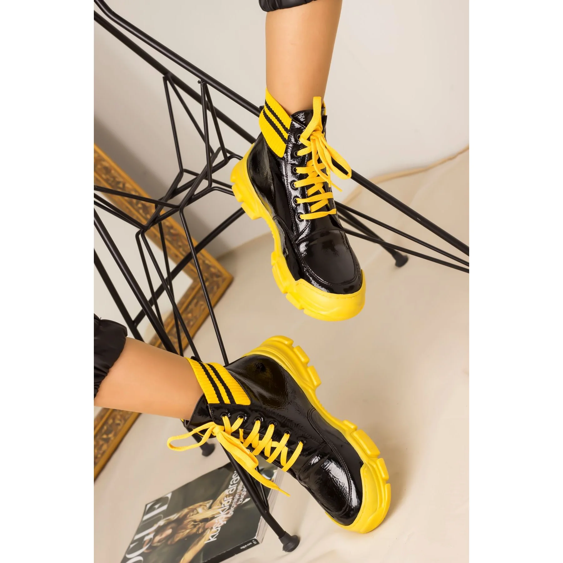 Yellow & Black White Color PU Patent Leather New Season 2021 Winter Autmn Fashion Stylish Comfortable Lace-Up Women Boots
Yellow & Black White Color PU Patent Leather New Season 2021 Winter Autmn Fashion Stylish Comfortable Lace-Up Women Boots