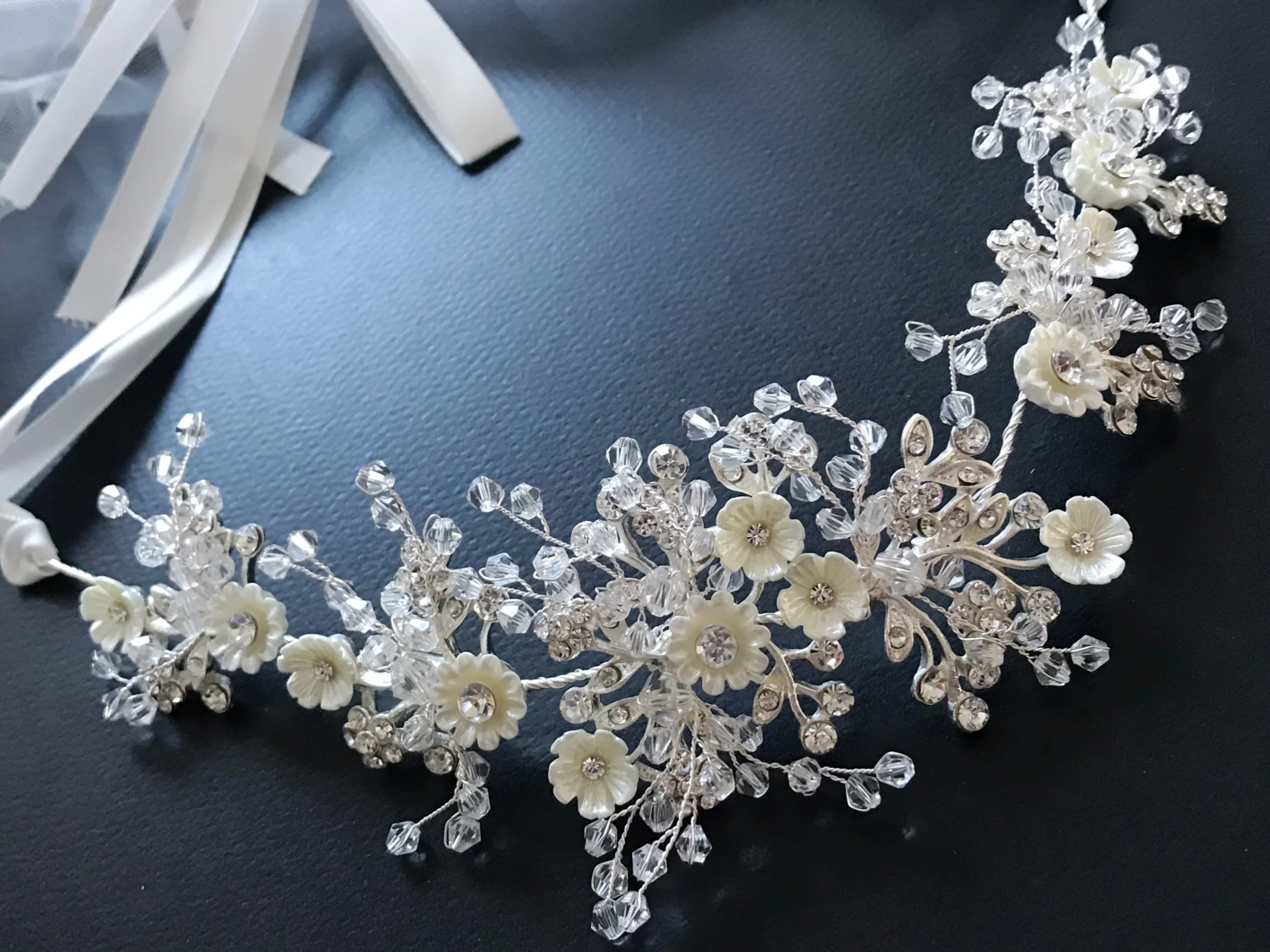 Handmade Crystal Flowers Ribbon Bridal Headband Tiara Crown Silver Plated Wedding Hair Accessories Rhinestone Women Head Pieces
Handmade Crystal Flowers Ribbon Bridal Headband Tiara Crown Silver Plated Wedding Hair Accessories Rhinestone Women Head Pieces