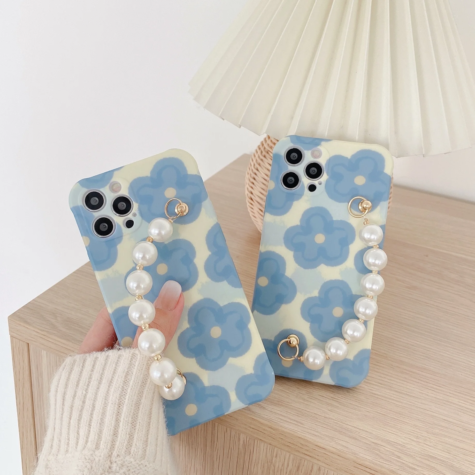 Blue Flower Pearl Bracelet Phone Cases for iphone 12 pro max 11 promax X XS XR 7 8 Plus Chain Wristband Soft Cover Fundas Capa
Blue Flower Pearl Bracelet Phone Cases for iphone 12 pro max 11 promax X XS XR 7 8 Plus Chain Wristband Soft Cover Fundas Capa