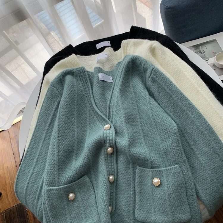 Obrix V-Neck Single Breasted Loose Fit One Size Solid Color Casual Style Beautiful Cardigan For Women
Obrix V-Neck Single Breasted Loose Fit One Size Solid Color Casual Style Beautiful Cardigan For Women