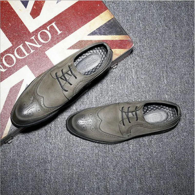 New Fashion Casual Italian Stylist Men Flat Formal Oxfords Wedding shoe Mens Dress Shoes Leather Brogue Shoes big size LE-34
New Fashion Casual Italian Stylist Men Flat Formal Oxfords Wedding shoe Mens Dress Shoes Leather Brogue Shoes big size LE-34