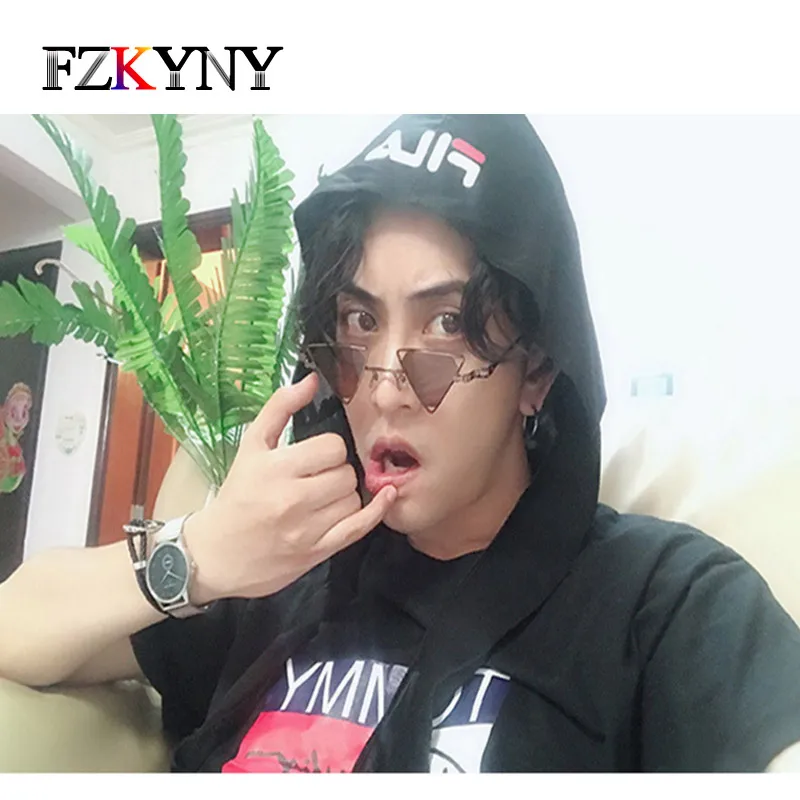 FZKYNY Retro Punk Sunglasses Women Luxury Brand Designer Lady Party Personality Triangle Sun Glasses Men Hollow Out Metal Glass
FZKYNY Retro Punk Sunglasses Women Luxury Brand Designer Lady Party Personality Triangle Sun Glasses Men Hollow Out Metal Glass