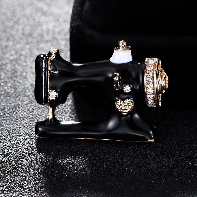Donia jewelry Fashion Black EnamelSewing machine Brooch Lady Gold Crystal Tool Brooch Knit Dress Scarf Lapel Pin Cap Accessories
Donia jewelry Fashion Black EnamelSewing machine Brooch Lady Gold Crystal Tool Brooch Knit Dress Scarf Lapel Pin Cap Accessories