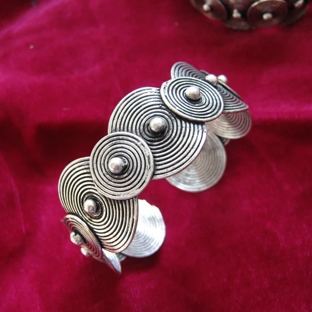Guizhou ethnic handmade jewelry personality Miao silver bracelet surface size bracelets
Guizhou ethnic handmade jewelry personality Miao silver bracelet surface size bracelets