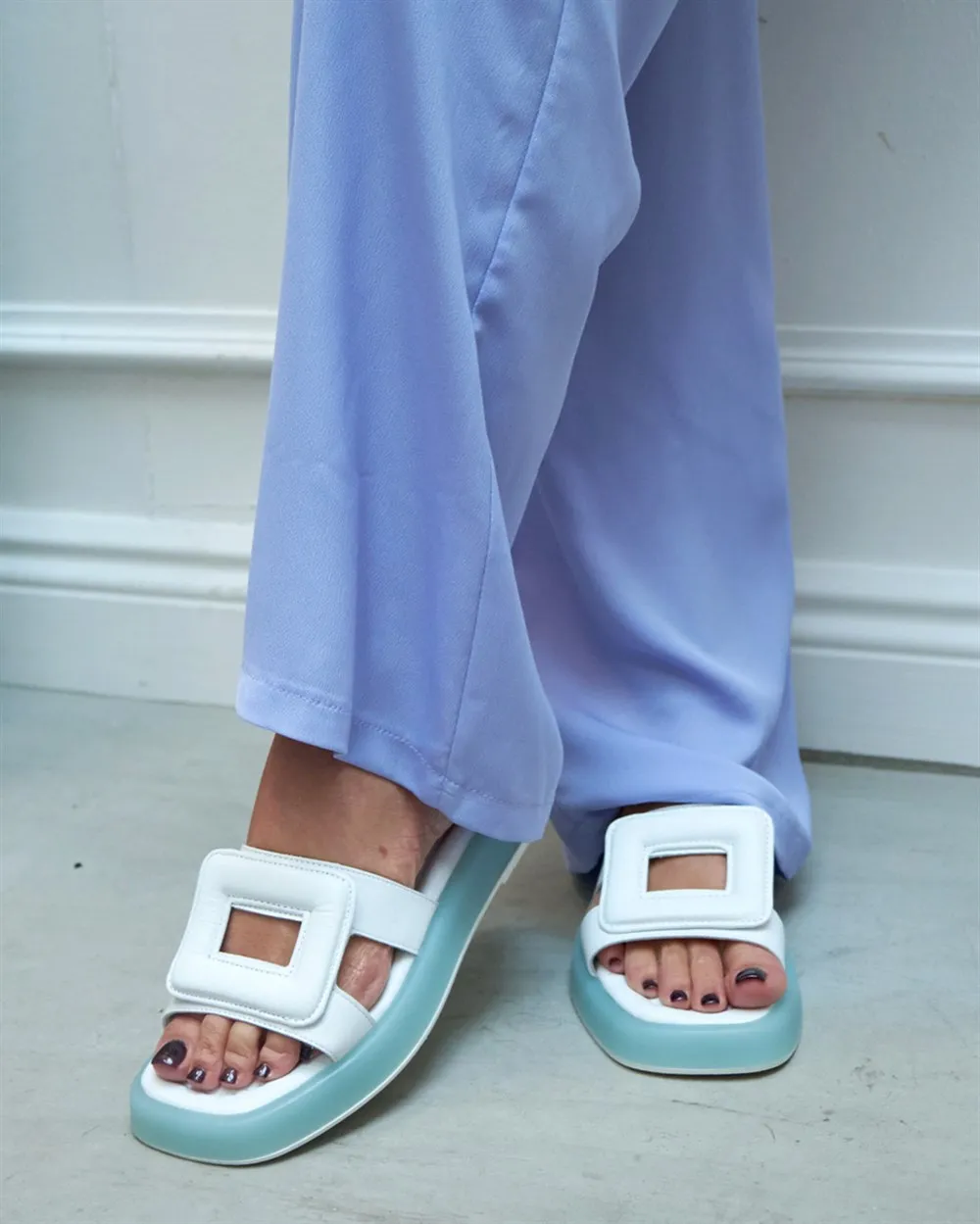 Colorful Genuine Leather Slippers Flat Light Sole Summer High Quality 2022 Punk Elegant Designer Luxury Sandals Shoes Square Toe
Colorful Genuine Leather Slippers Flat Light Sole Summer High Quality 2022 Punk Elegant Designer Luxury Sandals Shoes Square Toe
