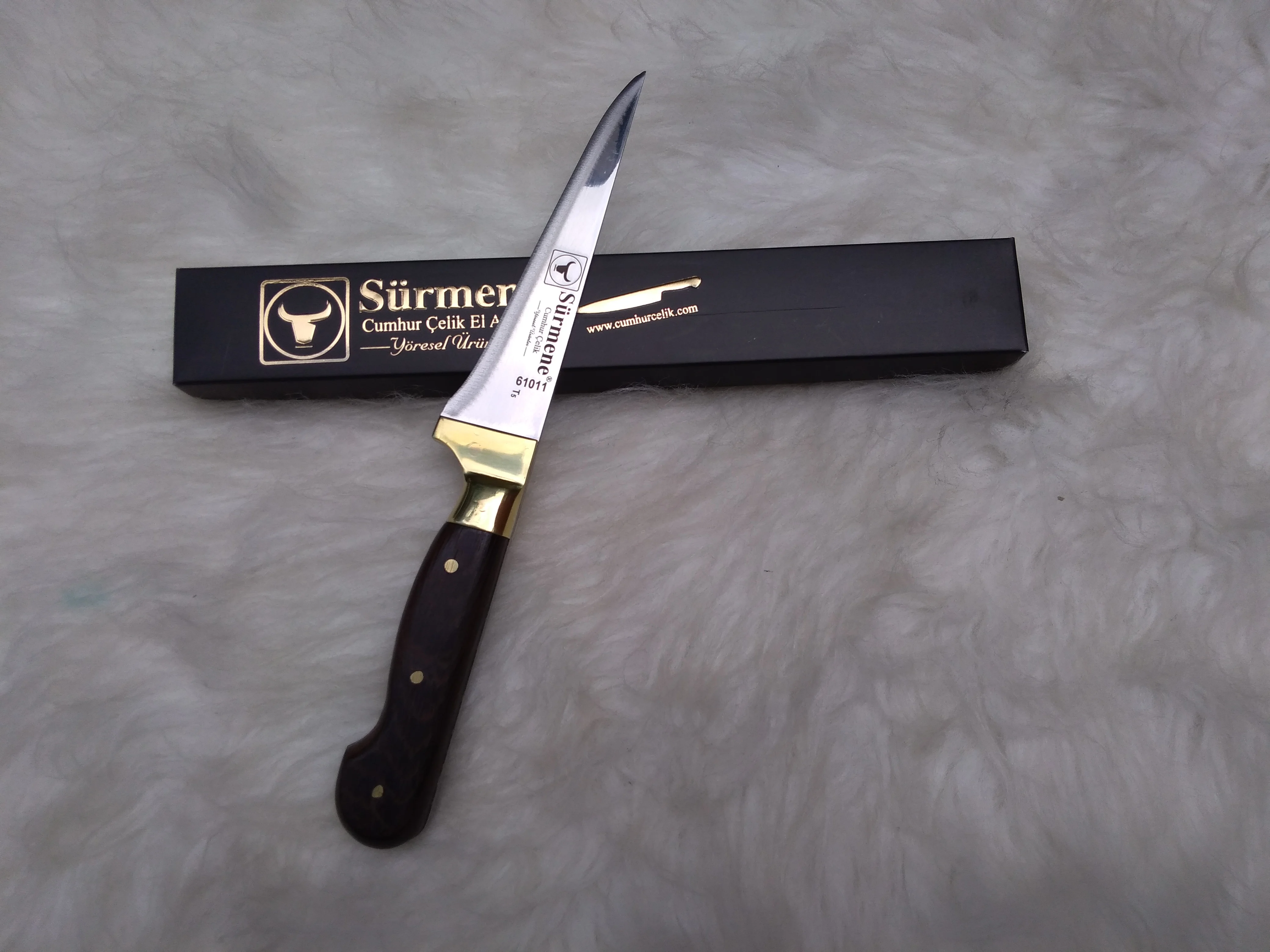 

Surmene Cumhur Çelik Bıçak Venge Ağaç Saplı El Yapımı Kesici Et ve Sebze Kesme Bıçağı Sarı Perçinli Premium Profesyonel
