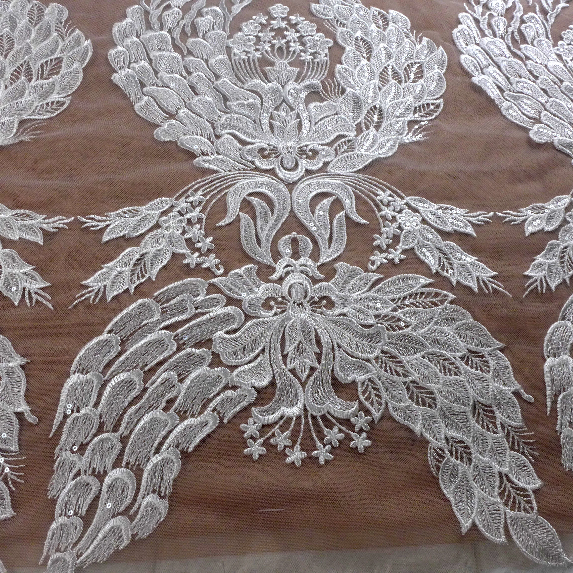 Super La Belleza 2020 new embroidery lace fabric, clear sequins high quanlity wedding dress lace fabric 1 yard
Super La Belleza 2020 new embroidery lace fabric, clear sequins high quanlity wedding dress lace fabric 1 yard