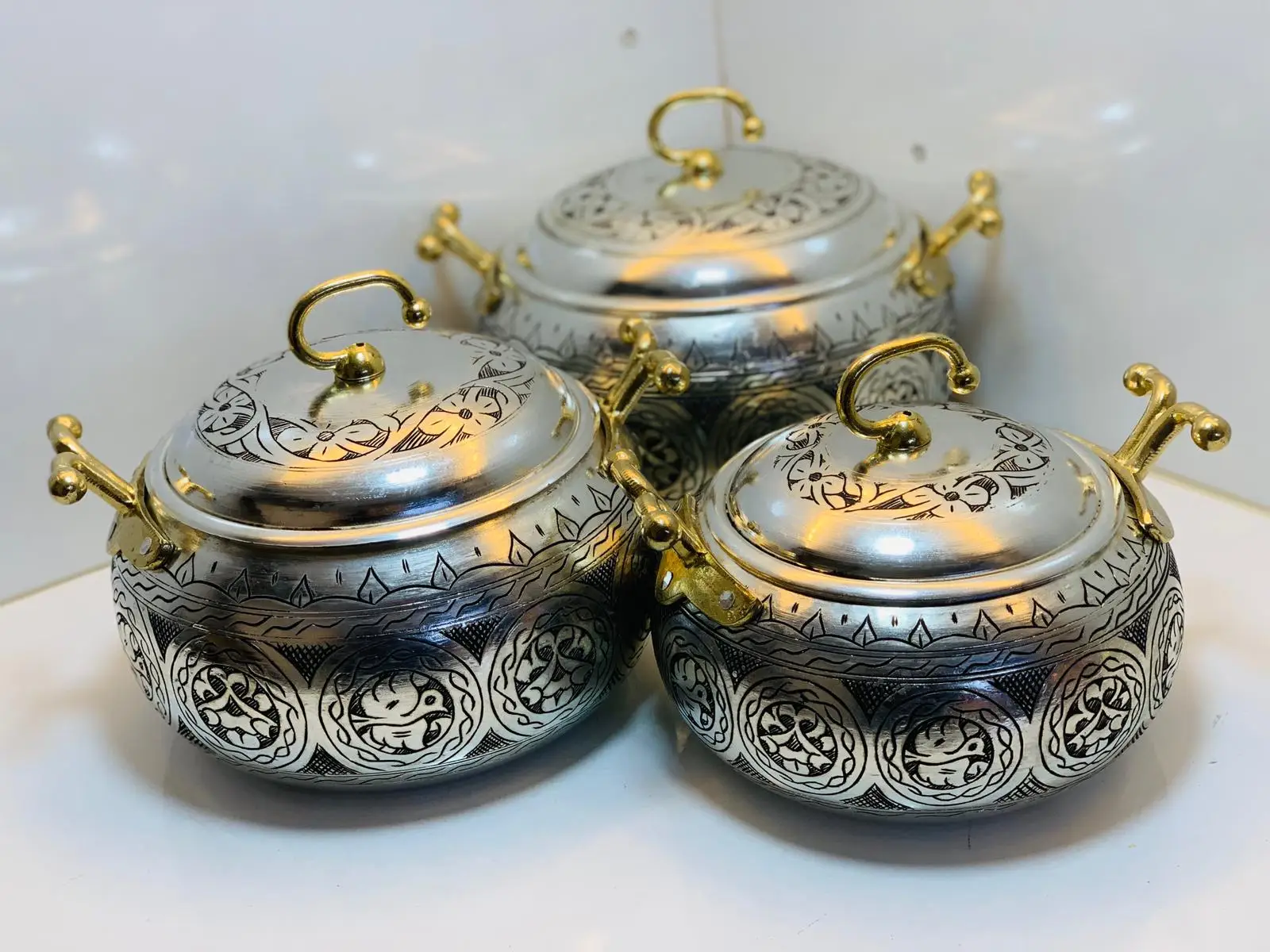 Copper hand-crafted casserole pot Quality heavy copper pots Three sizes quality saucepan with brass handles
Copper hand-crafted casserole pot Quality heavy copper pots Three sizes quality saucepan with brass handles