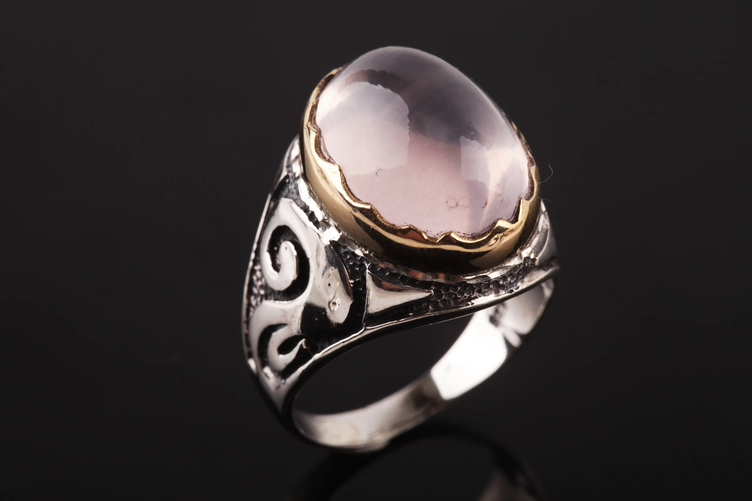 Мужское кольцо из серебра с лунным камнем
Мужское кольцо из серебра с лунным камнем