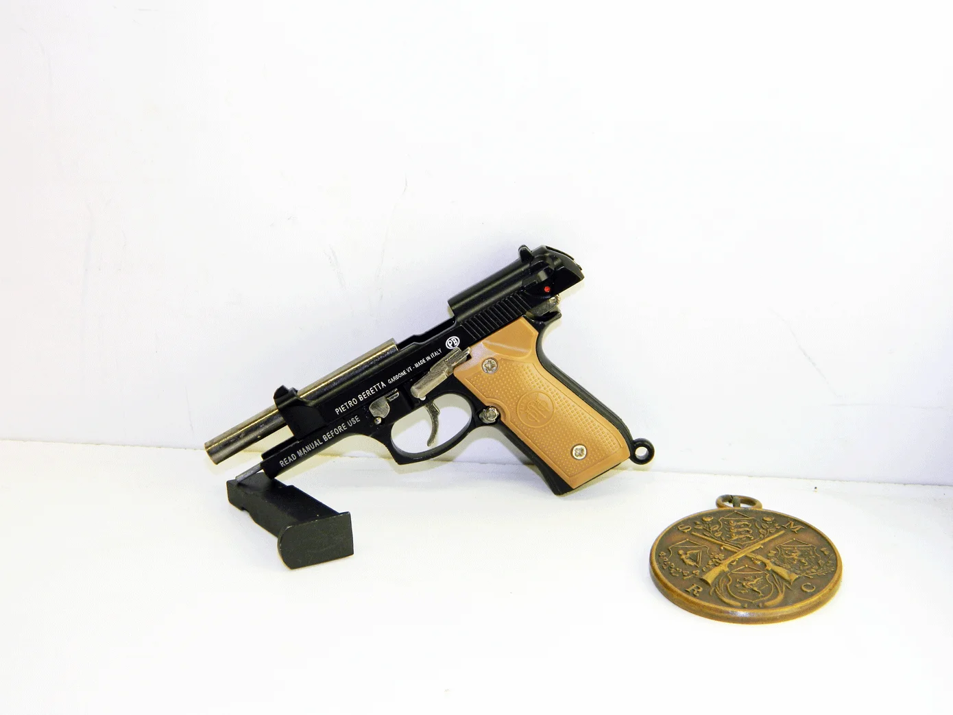 Фото Миниатюрная игрушечная пистолет Beretta 92 PUBG для детей, масштаб 1:3.