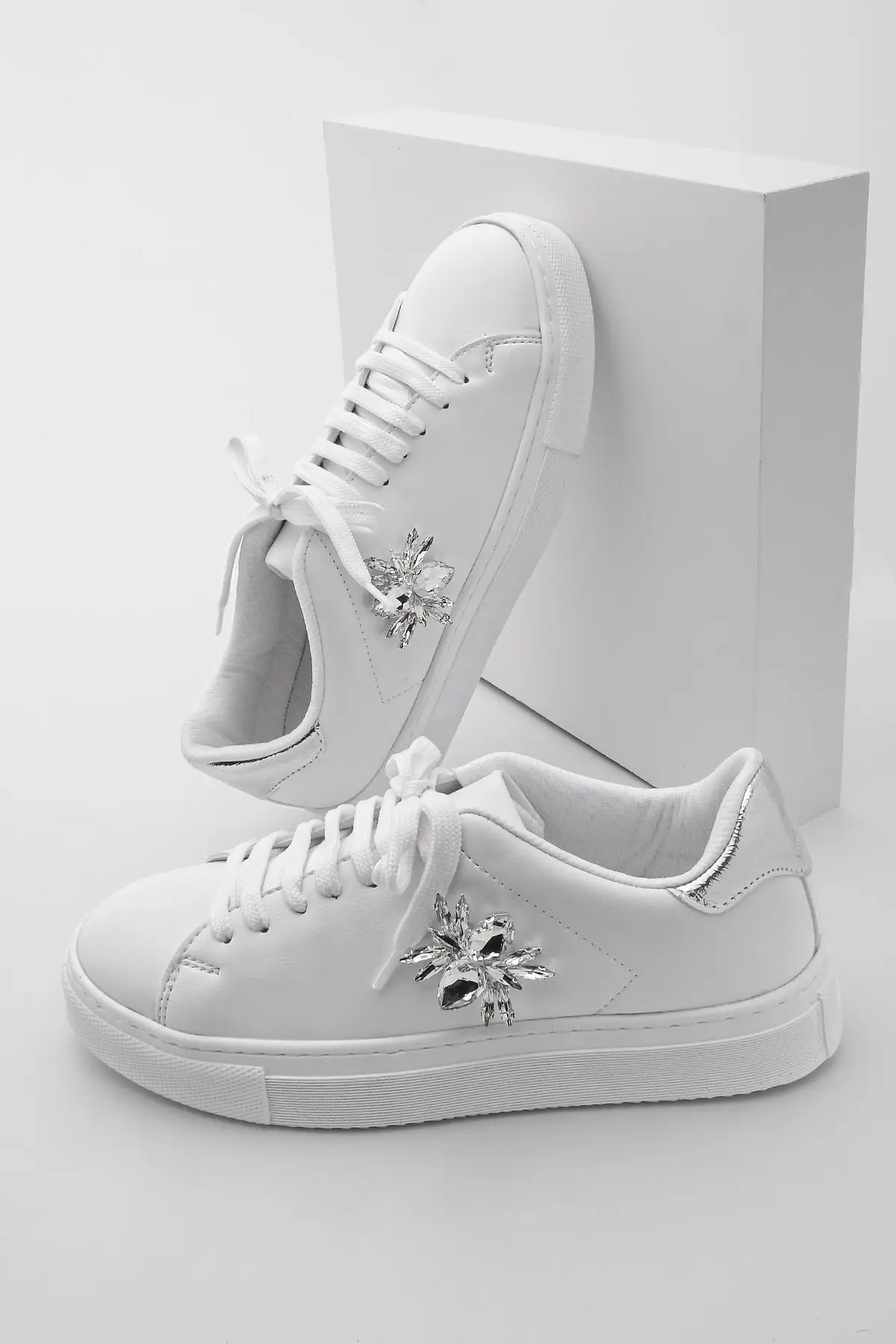 2022 New Fashion Women's White Sneaker Stone Sports Shoes Comfortable Stylish Walking Flat Heel Full Mold Ladies Sports Shoes
2022 New Fashion Women's White Sneaker Stone Sports Shoes Comfortable Stylish Walking Flat Heel Full Mold Ladies Sports Shoes
