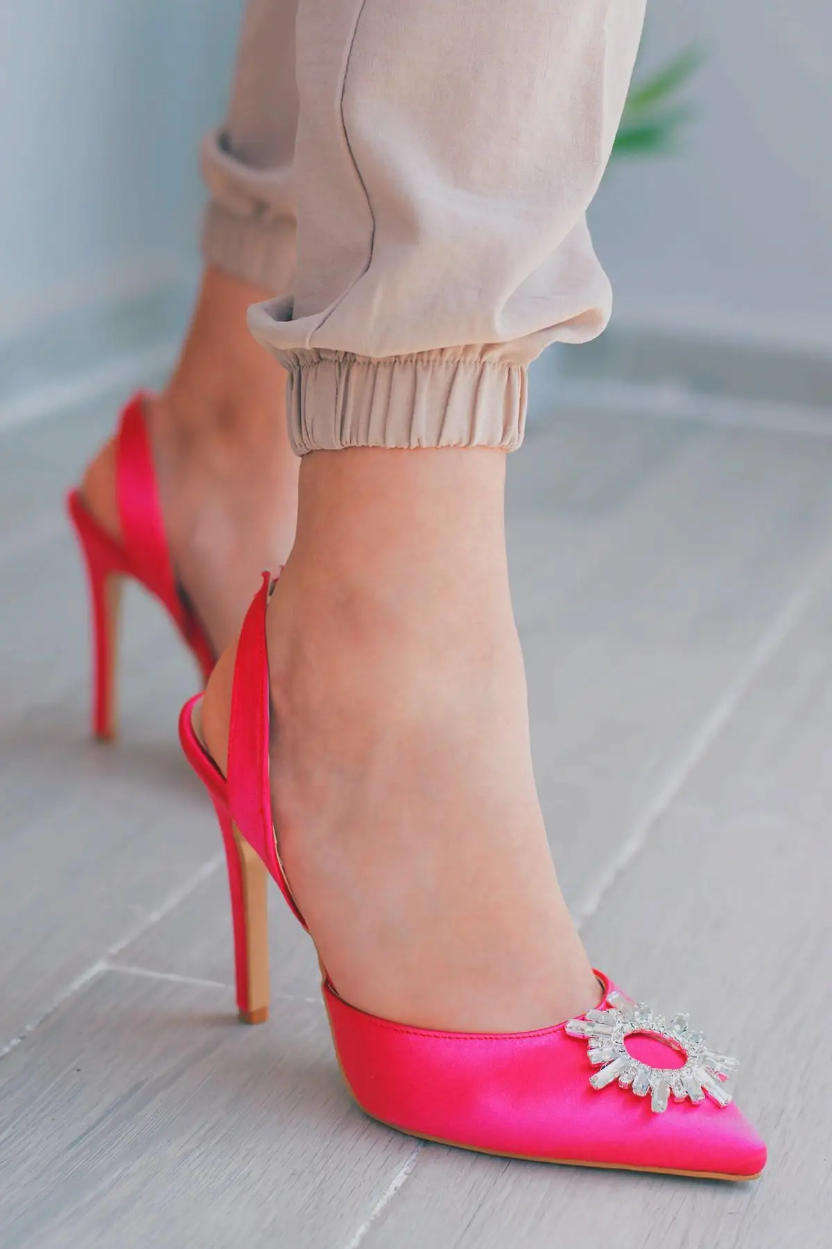 Accra Satin Women 'S High-Heeled Shoes new season stone detail back open high heel women
Accra Satin Women 'S High-Heeled Shoes new season stone detail back open high heel women