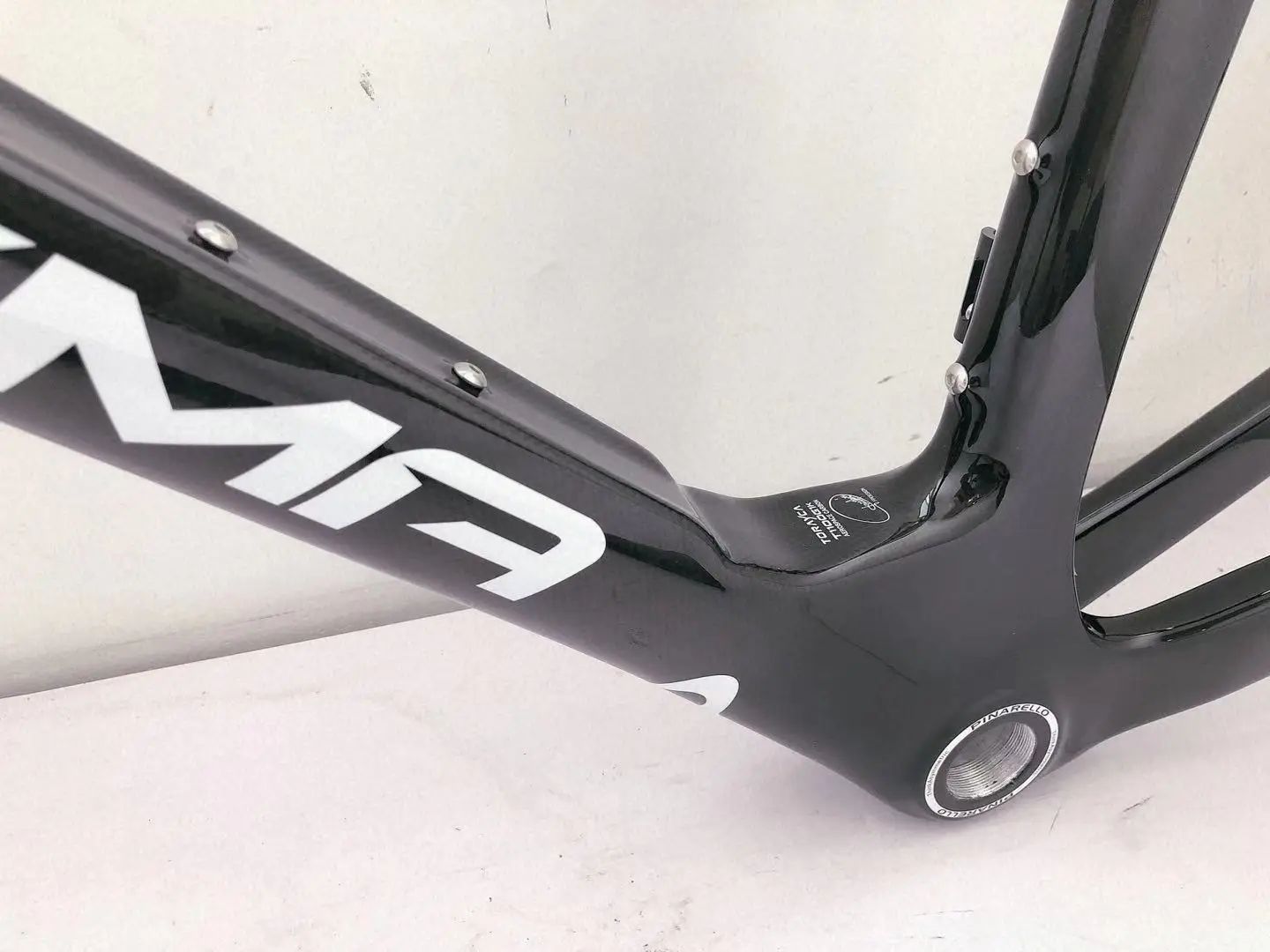 2021 New top selling 1k glossy black white painting f12 carbon road bike frame racing 700c best quality factory selling frame
2021 New top selling 1k glossy black white painting f12 carbon road bike frame racing 700c best quality factory selling frame