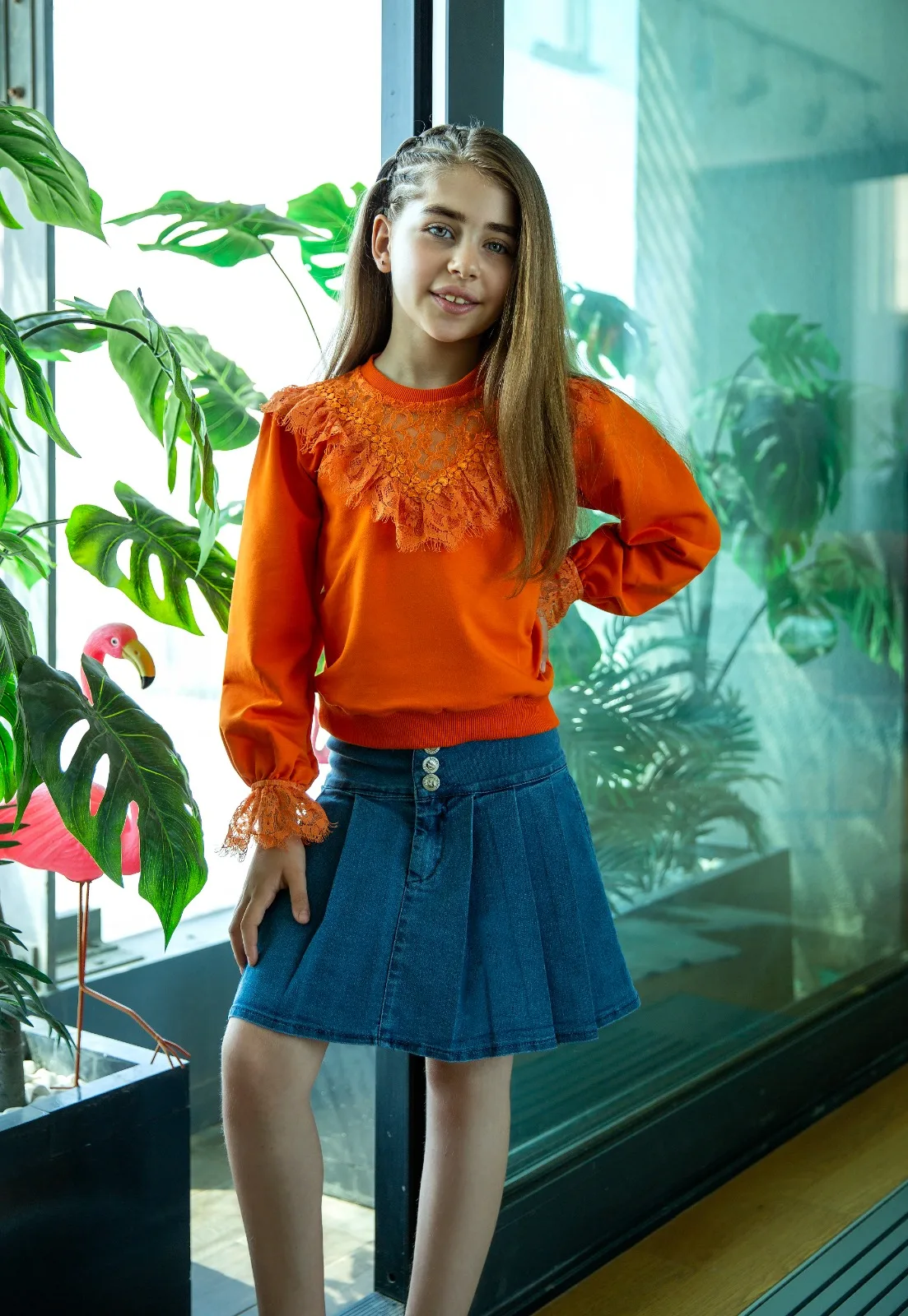 White and orange colored top with lace details on the shoulders and sleeves and a lycra pleated button-up denim skirt. 3-12 size
White and orange colored top with lace details on the shoulders and sleeves and a lycra pleated button-up denim skirt. 3-12 size