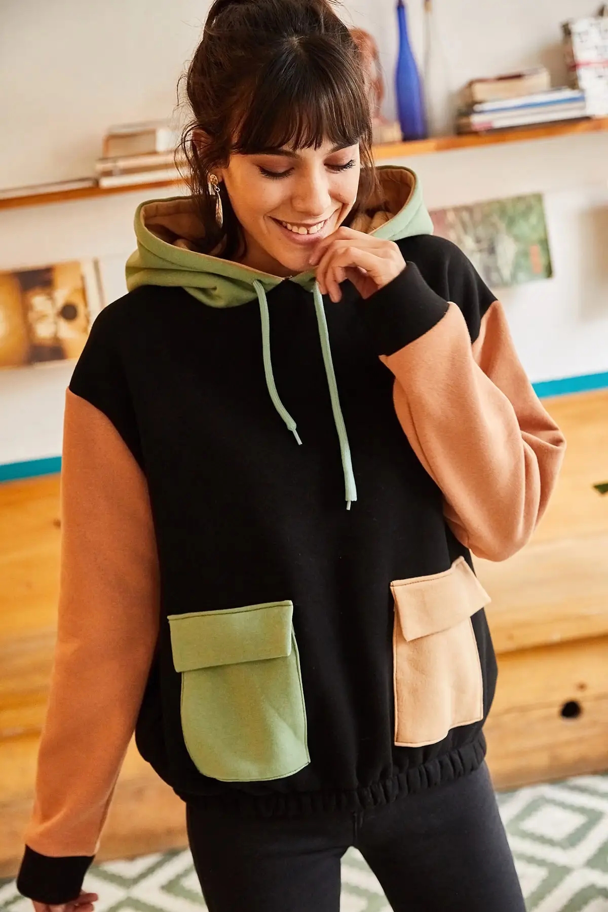 Women's 2021 black color blocky fleece inside six elastic stylish casual wear sporty style and comfortable Sweatshirt
Women's 2021 black color blocky fleece inside six elastic stylish casual wear sporty style and comfortable Sweatshirt