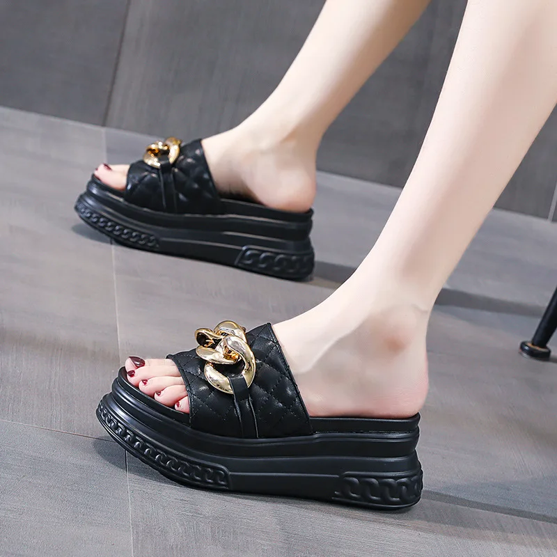 2022 Fashion summer new slippers bottom summer outer wear ladies thick sponge buckle shoes
2022 Fashion summer new slippers bottom summer outer wear ladies thick sponge buckle shoes