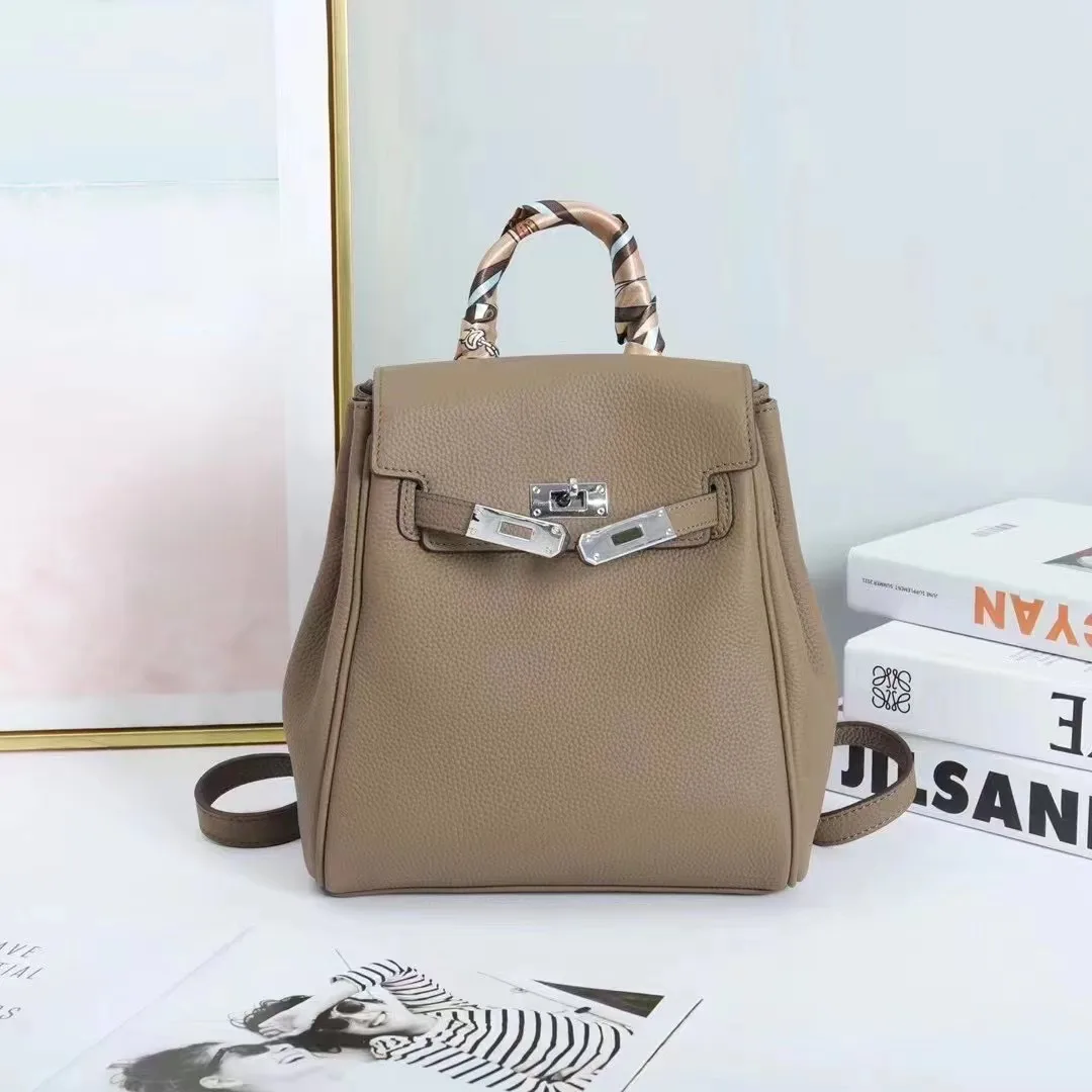 2022 Fashion Luxury Designer 100% Cow Genuine Leather Handbag Brand Backpack Large Capacity Girls Female Travel Blue Backpack
2022 Fashion Luxury Designer 100% Cow Genuine Leather Handbag Brand Backpack Large Capacity Girls Female Travel Blue Backpack