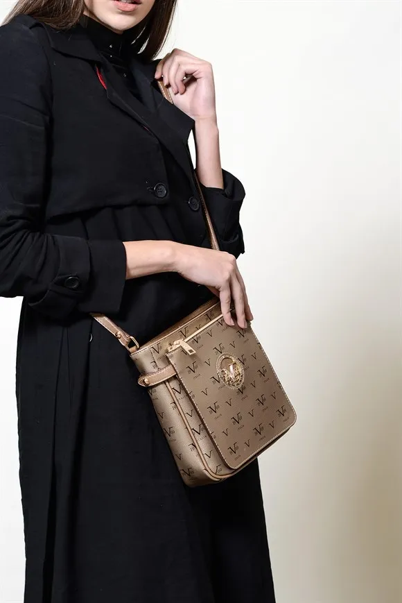 Women's 5553 Gold Women Messenger Handbag 19 V69 ITALIA 5553 Model High Quality PU Made in Turkey
Women's 5553 Gold Women Messenger Handbag 19 V69 ITALIA 5553 Model High Quality PU Made in Turkey