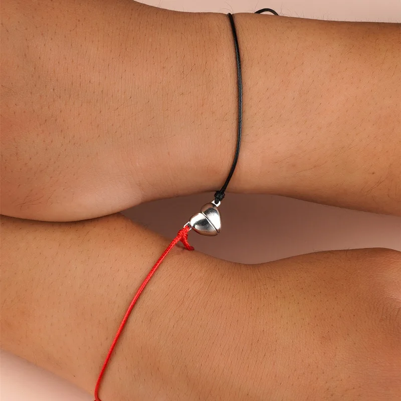 Магнитный браслет для пары в форме сердца черный красный ремешок