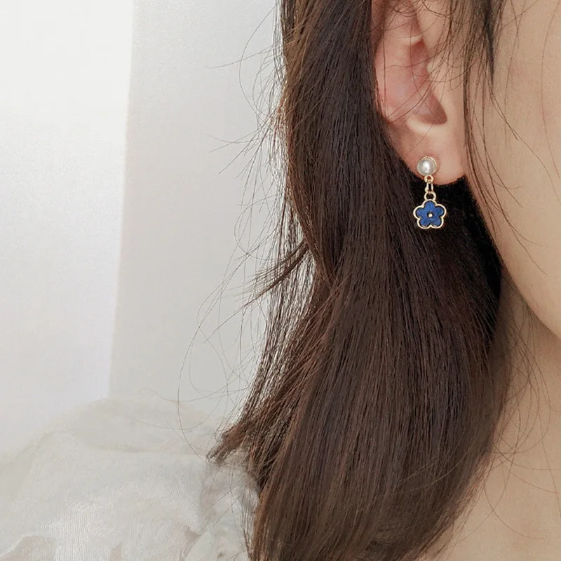 Simple and small blue pearl drop oil flower silver needle earrings sweet fashion niche temperament earrings
Simple and small blue pearl drop oil flower silver needle earrings sweet fashion niche temperament earrings