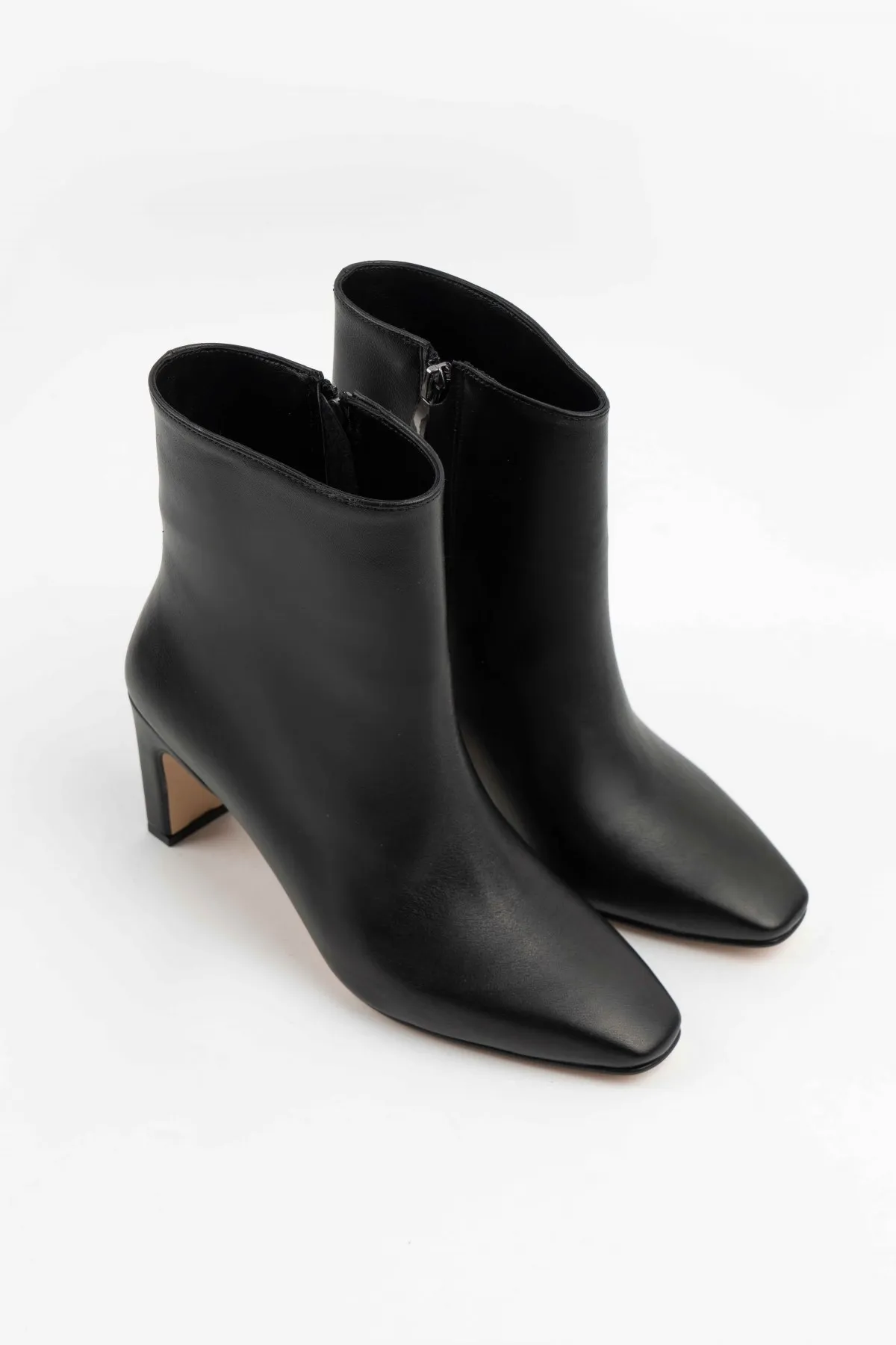 Matte Zipper Detail Women's Heeled Boots Luxury Brand Women Beige 7cm Block High Heel Ankle Bootie 2022 Winter Female Square Toe
Matte Zipper Detail Women's Heeled Boots Luxury Brand Women Beige 7cm Block High Heel Ankle Bootie 2022 Winter Female Square Toe
