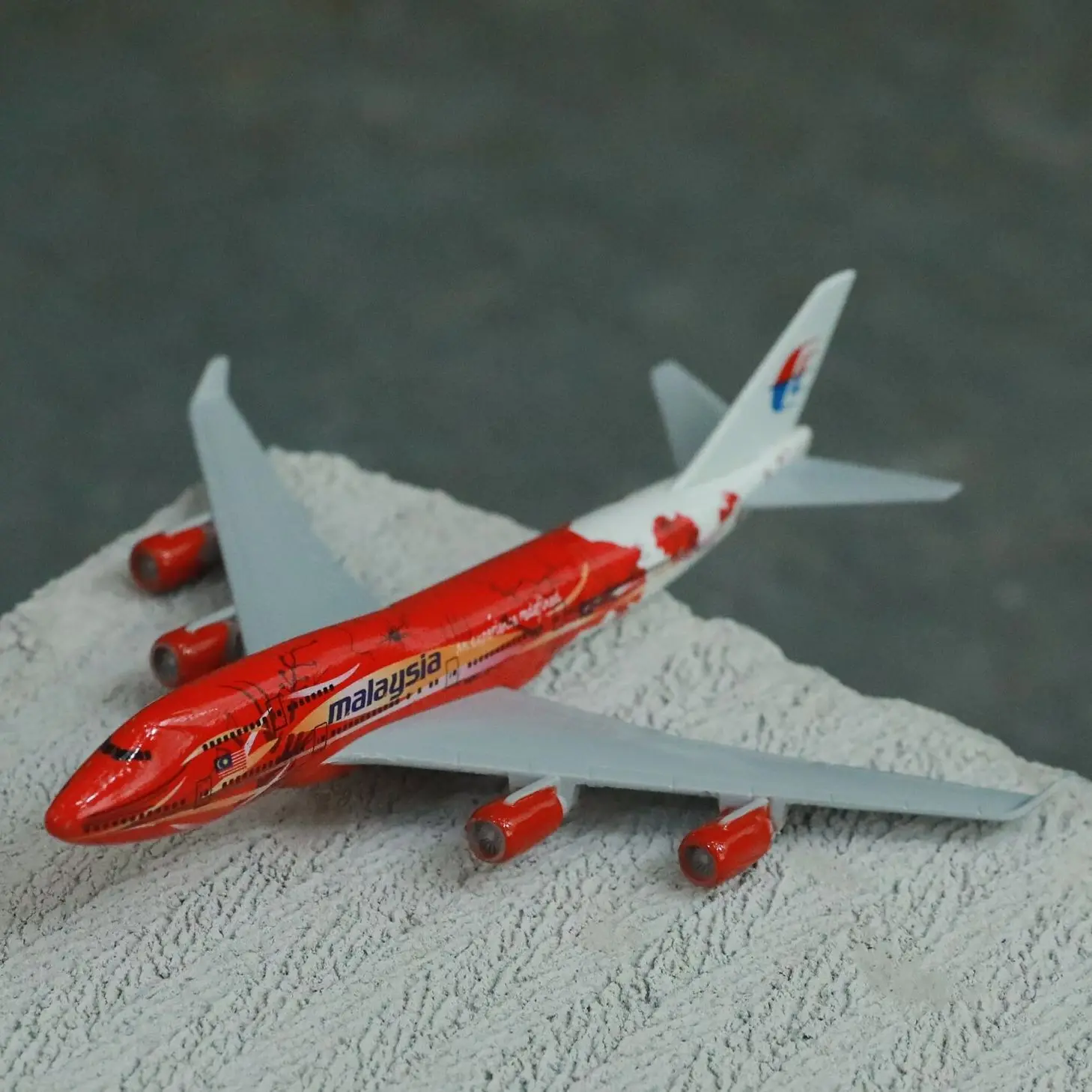 Малайзия авиакомпании B747 красный цветок самолетов литья под давлением с трёхмерными чертёжами 6 "металлический самолет офисный декор мини ...
Малайзия авиакомпании B747 красный цветок самолетов литья под давлением с трёхмерными чертёжами 6 "металлический самолет офисный декор мини ...