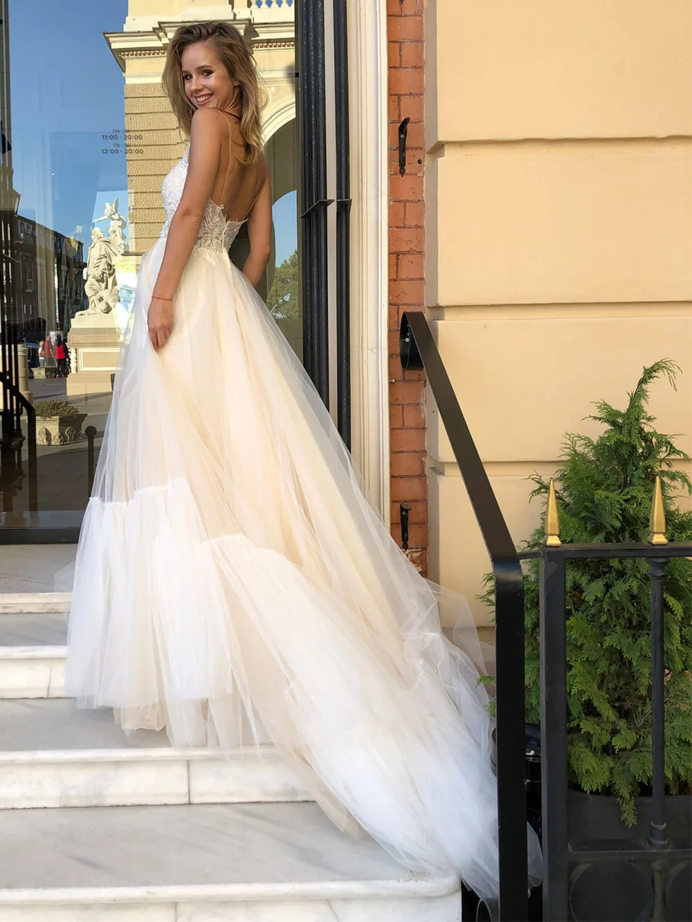 Tiered Tulle Spaghetti Straps Lace Wedding Dress 2021 Backless Princess V-Neck Boho Beach Bridal Gown Plus Size Vestido De Noiva
Tiered Tulle Spaghetti Straps Lace Wedding Dress 2021 Backless Princess V-Neck Boho Beach Bridal Gown Plus Size Vestido De Noiva