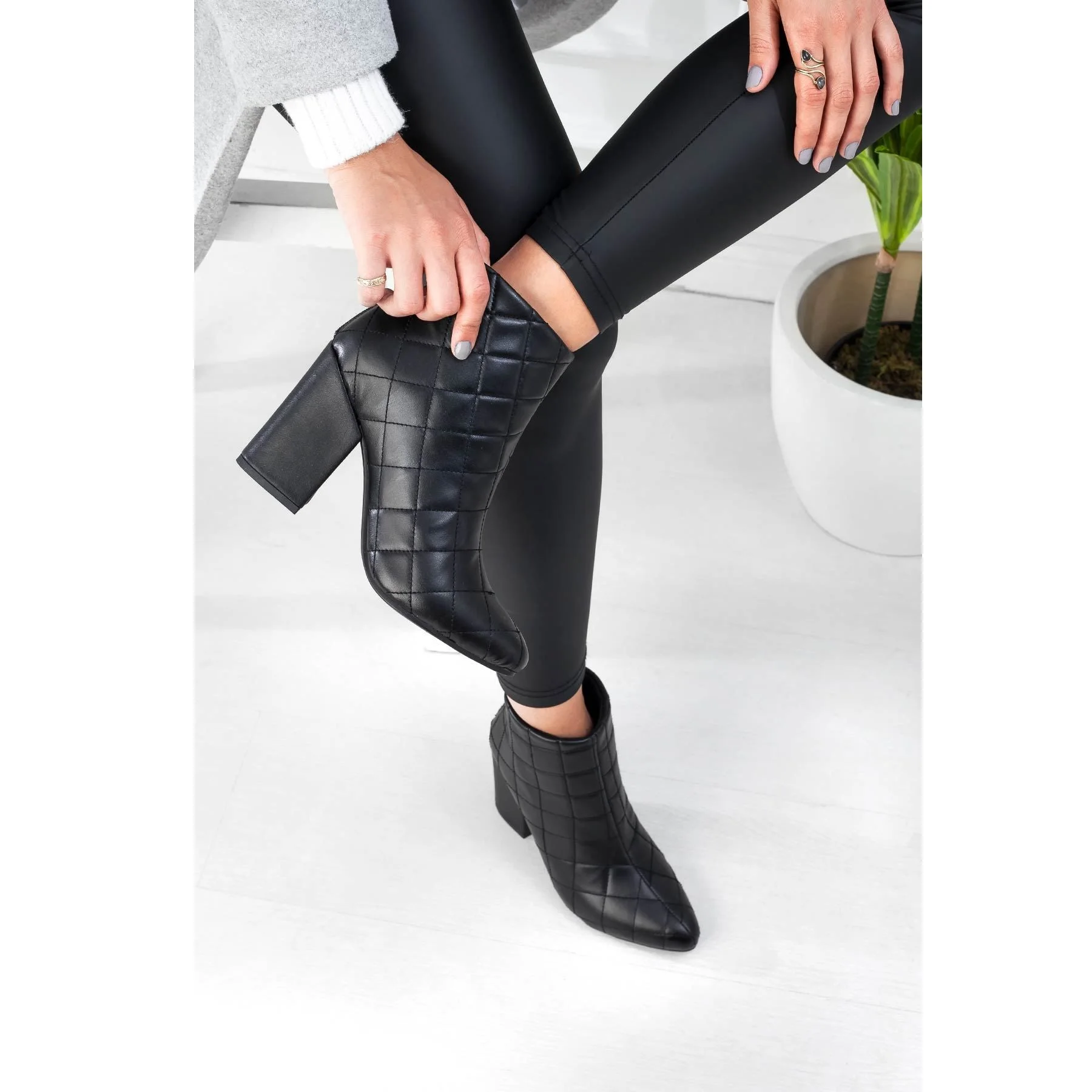 Black Color PU Leather New Season 2021 Autmn Winter Fashion Stylish Comfortable Women Female Lady Boots 
Black Color PU Leather New Season 2021 Autmn Winter Fashion Stylish Comfortable Women Female Lady Boots