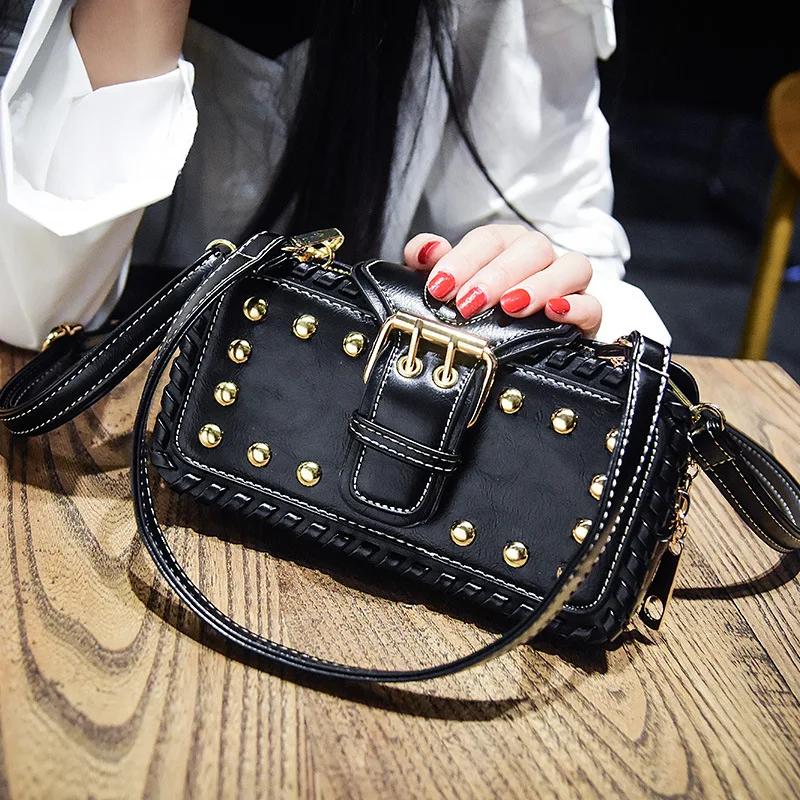 VALTIS 2021 Spring Fashion Women Shoulder Bag Rivet With Flip Designer Handbag Clutch Bag Ladies Messenger Bag With Metal Buckle
VALTIS 2021 Spring Fashion Women Shoulder Bag Rivet With Flip Designer Handbag Clutch Bag Ladies Messenger Bag With Metal Buckle