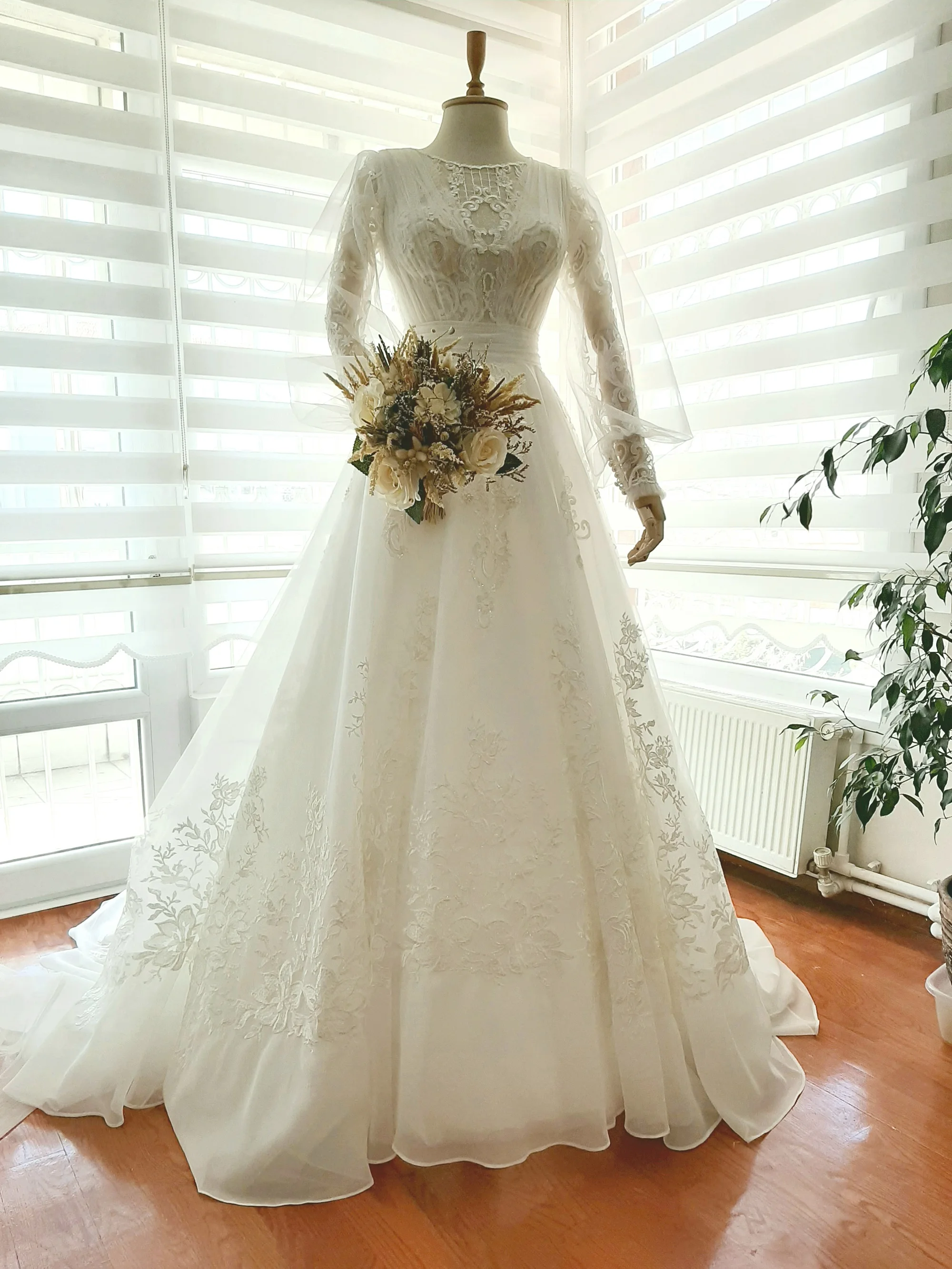 Wedding dress 2020 long puff sleeve high quality vintage lace a line tulle elegant princess handmade made in Turkey
Wedding dress 2020 long puff sleeve high quality vintage lace a line tulle elegant princess handmade made in Turkey