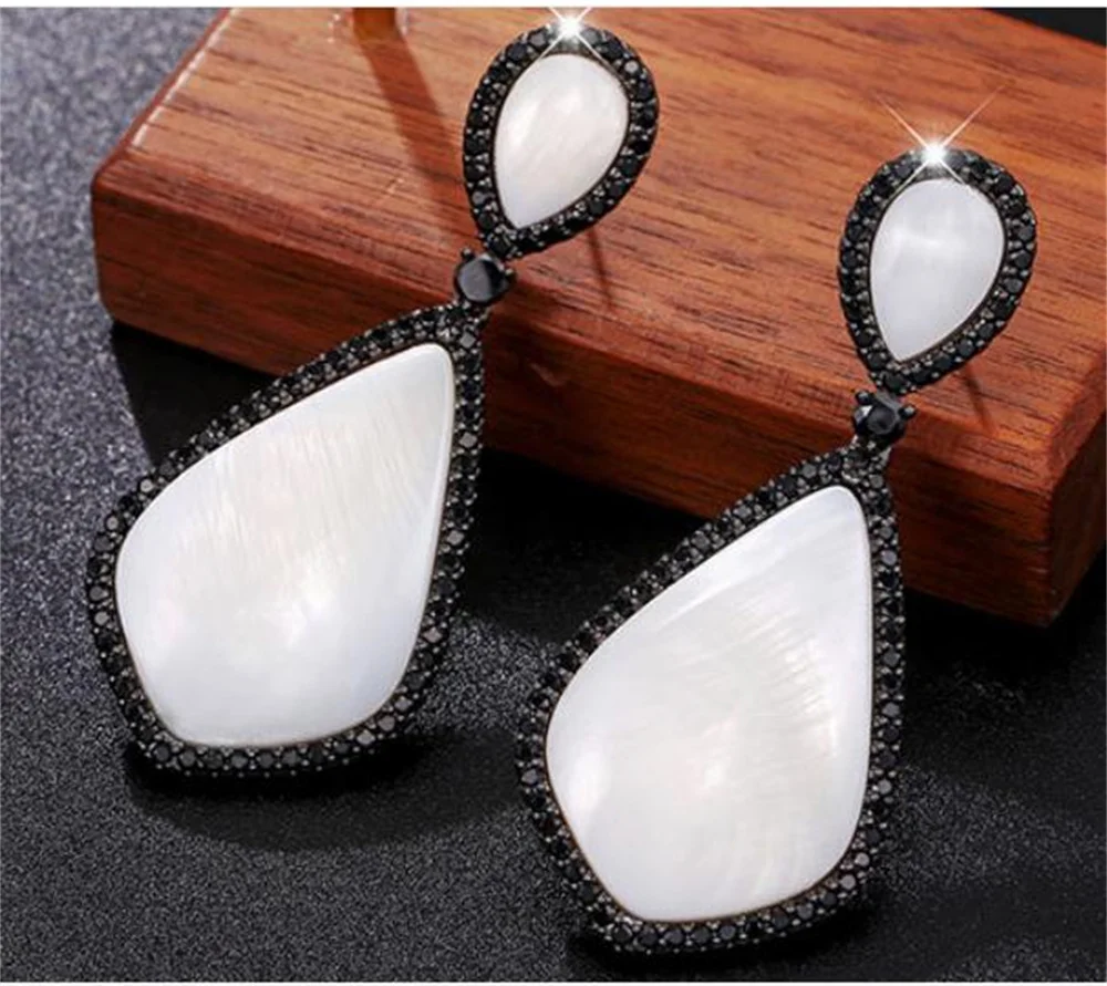 European And American Simple Atmosphere Zircon Retro Temperament Fasion Stud Earrings for Women
European And American Simple Atmosphere Zircon Retro Temperament Fasion Stud Earrings for Women