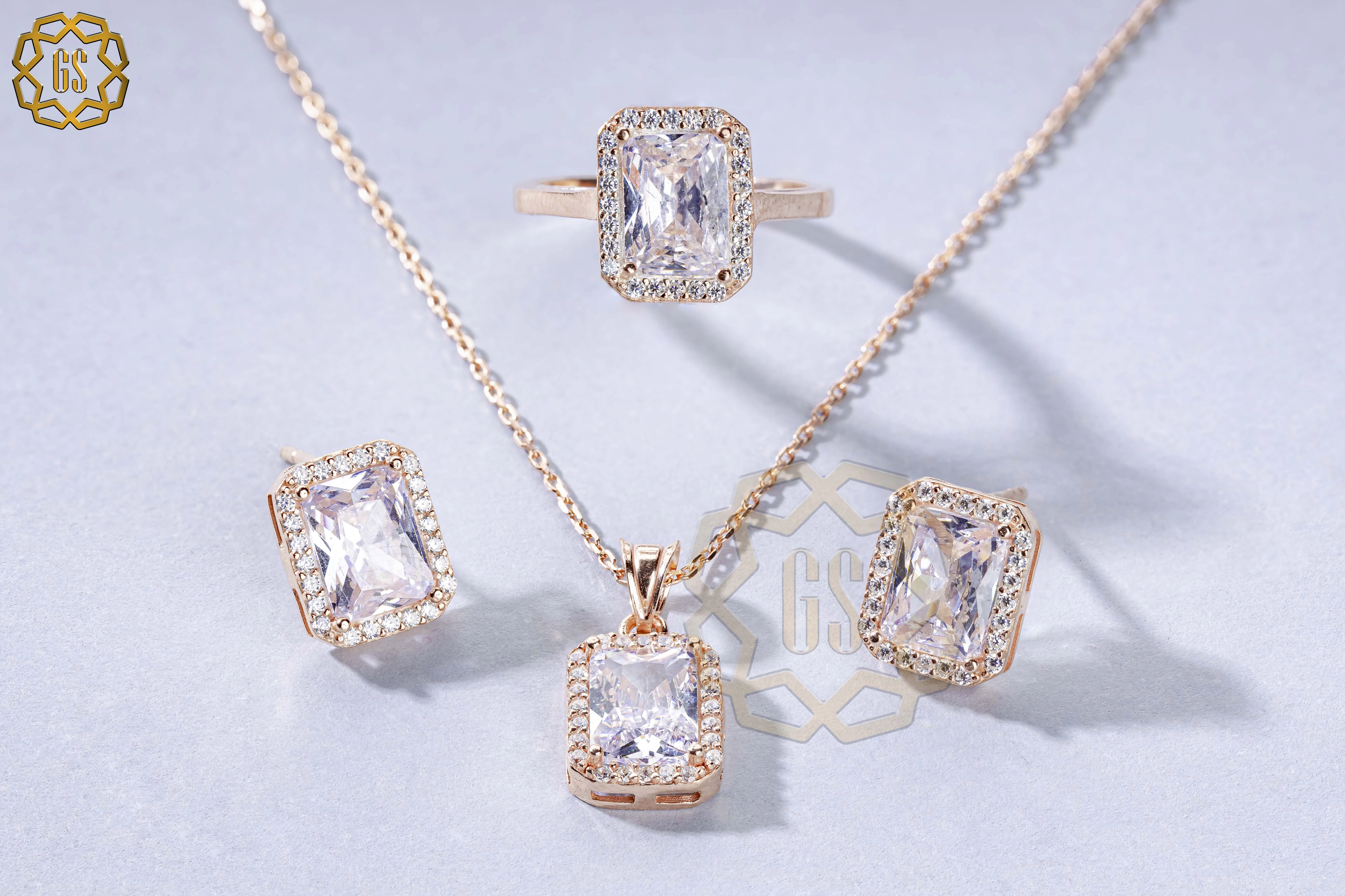 925 sterling silver Turkish women's set, beautifully crafted in Istanbul, decorated with zircon stone
925 sterling silver Turkish women's set, beautifully crafted in Istanbul, decorated with zircon stone