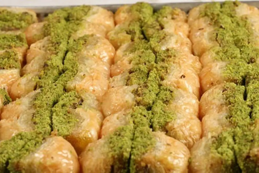Gulluoglu Premium Dry Baklava with Pistachio, Freshly Produced and Long Lasting, Traditional Turkish Baklava
Gulluoglu Premium Dry Baklava with Pistachio, Freshly Produced and Long Lasting, Traditional Turkish Baklava