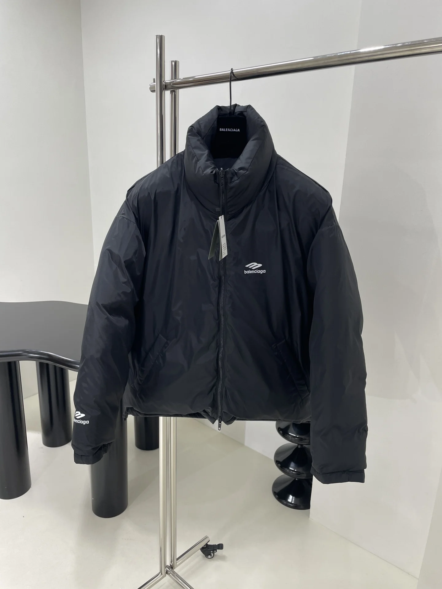 Эта куртка очень тонкая ткань с узором корсета. Верхняя версия воротника