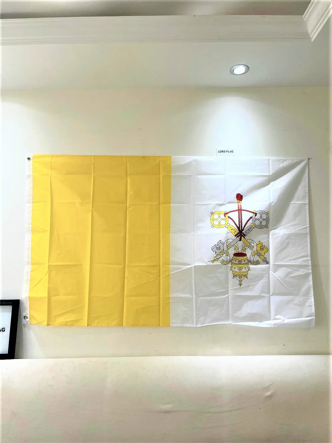 

Free shipping Vatican City Flag 90x150cm 3x5Ft Christianity Cross Church Yellow white Vatican flag Pennant banner