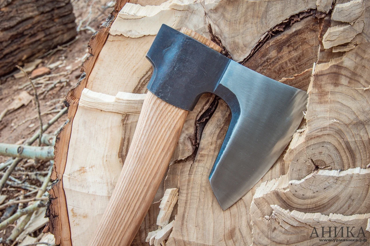 Кованый топор для машины и на дачу Кмет |