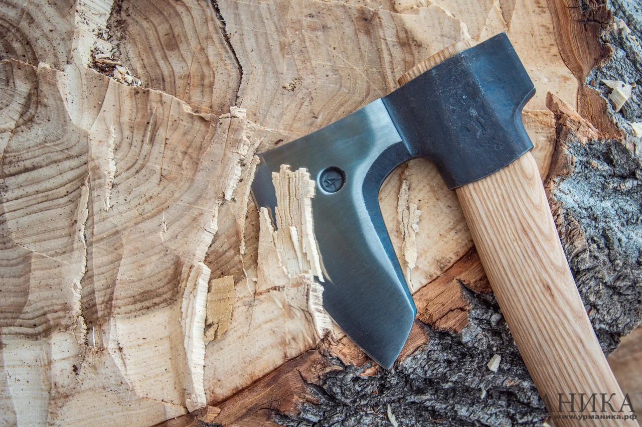 Кованый топор для машины и на дачу Кмет |