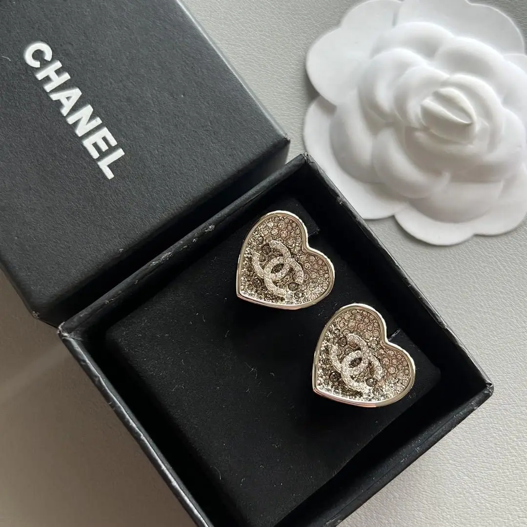 Золотые серьги-гвоздики с циркониевыми стразами в стиле Chanel висячие