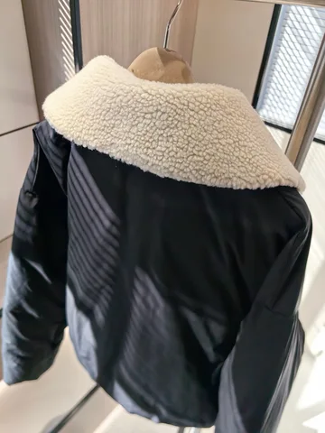 Зимний простой пуховик с воротником из овчины