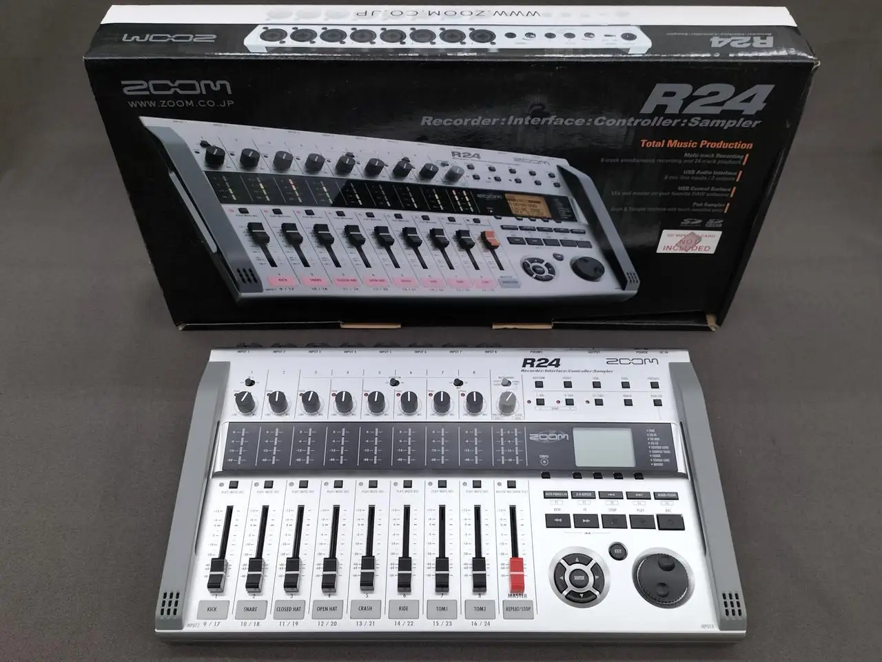 

Новый 24-полосный рекордер Zoom R24/интерфейс/контроллер