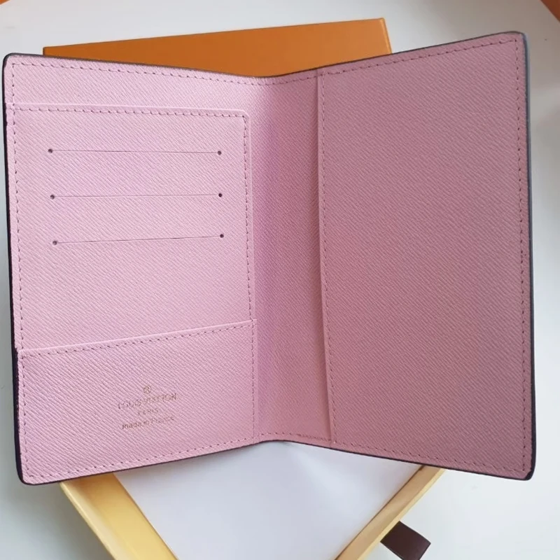 Обложка для паспорта Loui vuitton мода 2022 |