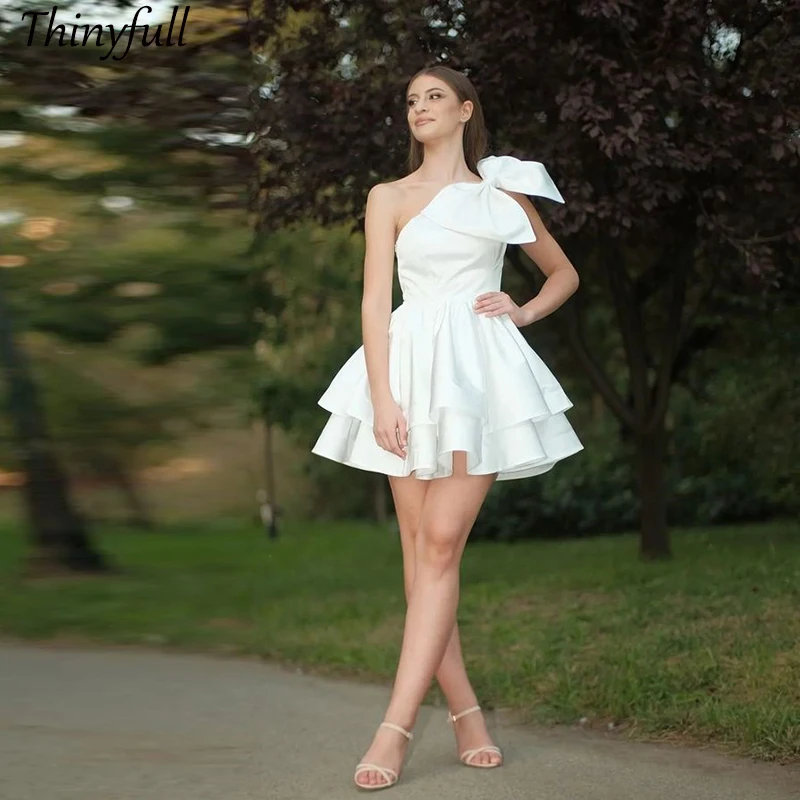 Тонкое короткое ТРАПЕЦИЕВИДНОЕ платье для выпускного вечера атласное на одно