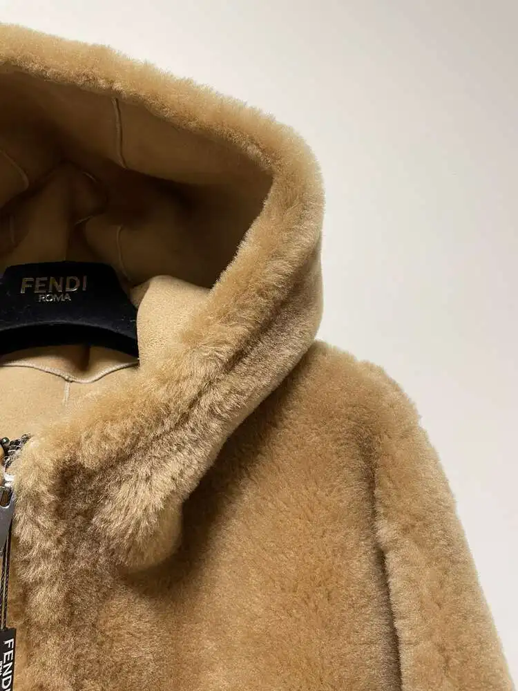 Модный Топ В Стиле Fendi От КлассичесКой Мужской ЗвеЗды Подиума С Таким Же Плюшевым Жакетом