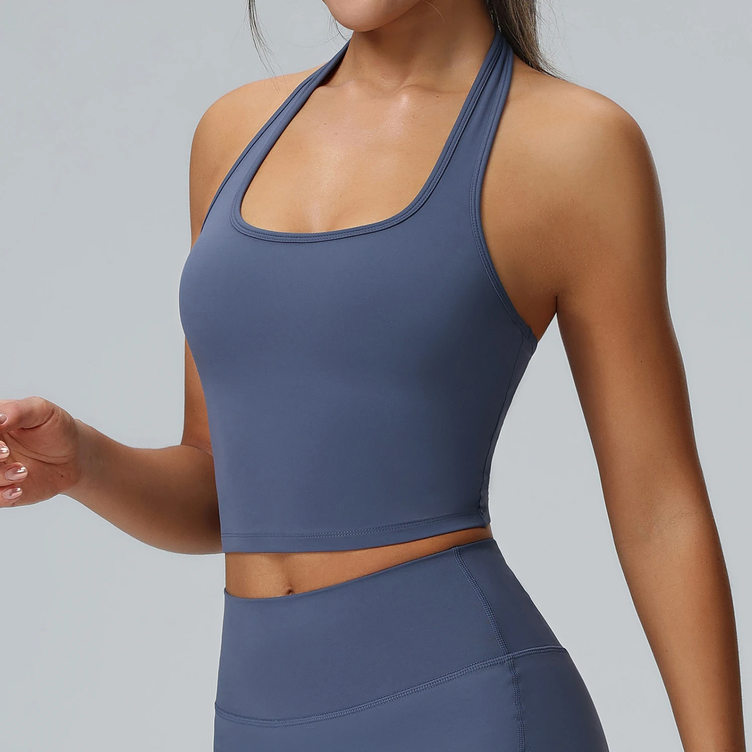 Женский укороченный топ с лямкой на шее и v-образным вырезом для тренировок выход