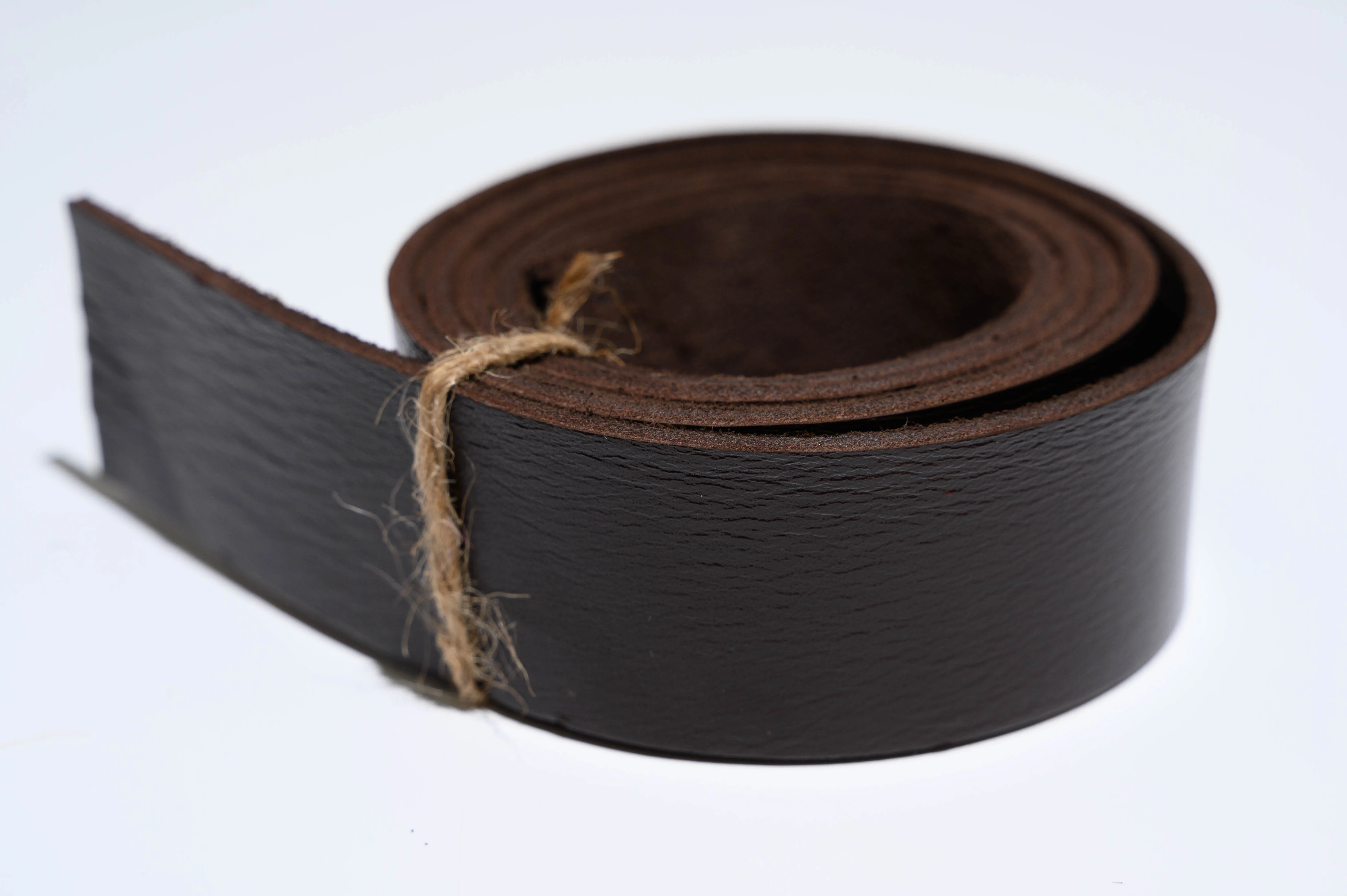 Заготовки из кожи. Заготовка для ремня с тиснением. Ременные заготовки из натуральной кожи. Ременные заготовки из натуральной. Ременные заготовки из натуральной.