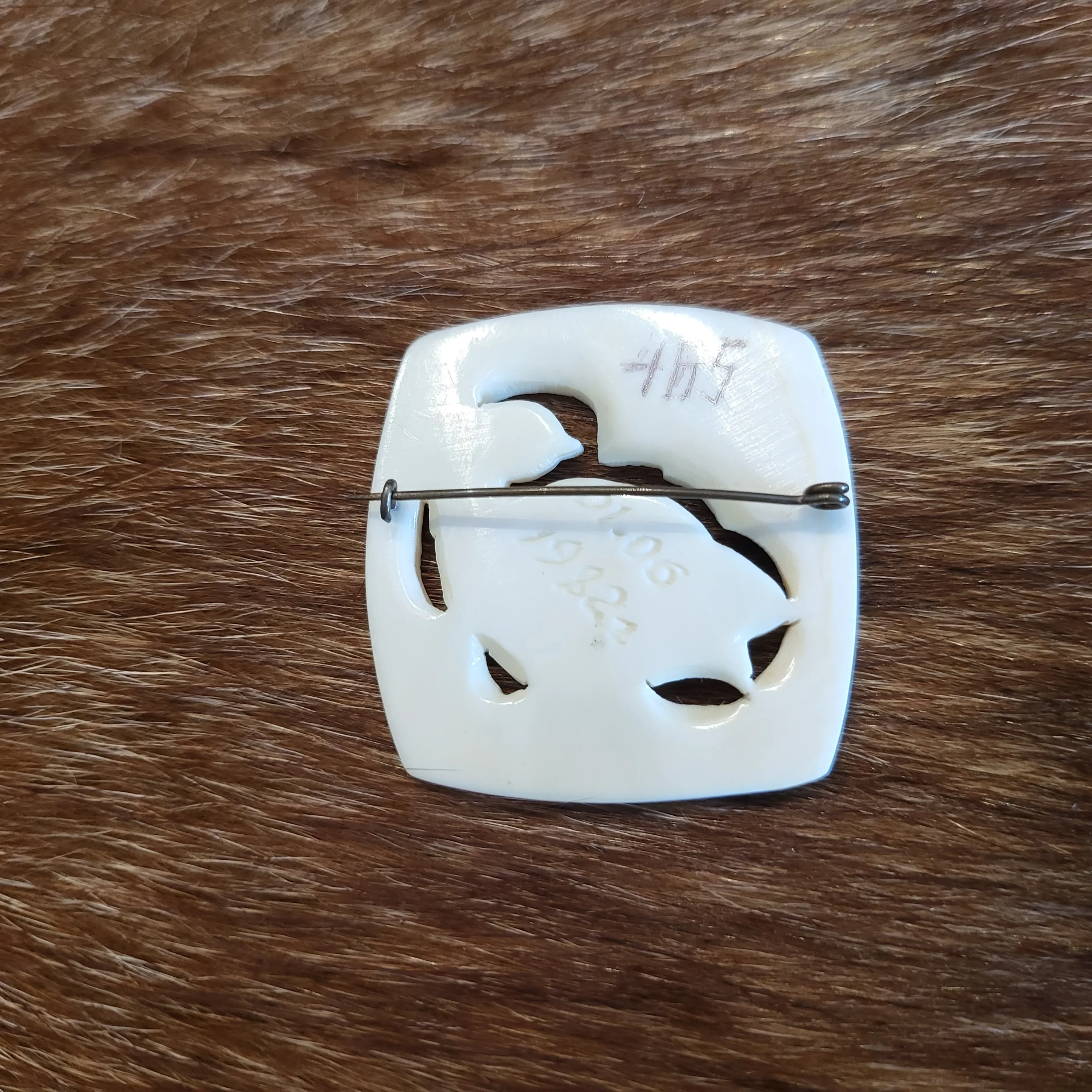 Рисунок 3 - Брошь из кости, Ювелирные изделия