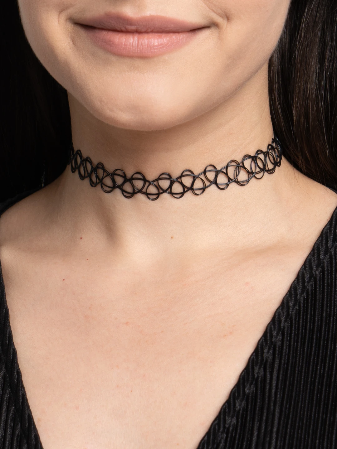 Украшение на шею из лески. Тату чокер на шею. Чокер на шею женский. Что такое чокер и для чего. Чокеры на шею.