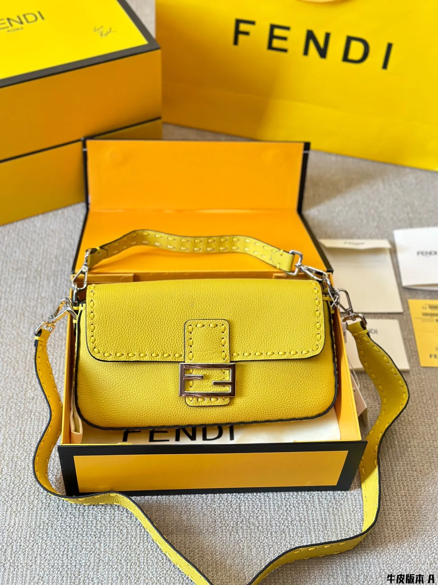 Женская сумочка Fendi изготовлена из высококачественной кожи повторяющейся на